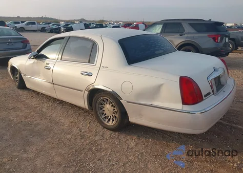 1999 Lincoln Town Car Signature z USA, uszkodzony, nr VIN 1LNHM82W9XY655949